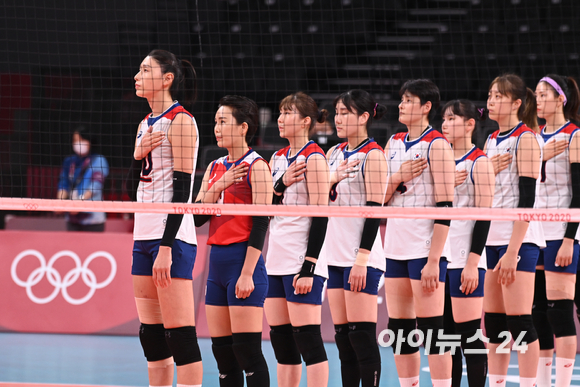 8일 오전 일본 도쿄 아리아케 아레나에서 '2020 도쿄올림픽' 여자 배구 동메달 결정전 대한민국과 세르비아의 경기가 펼쳐졌다. 한국 여자 배구대표팀이 국민의례를 하고 있다.