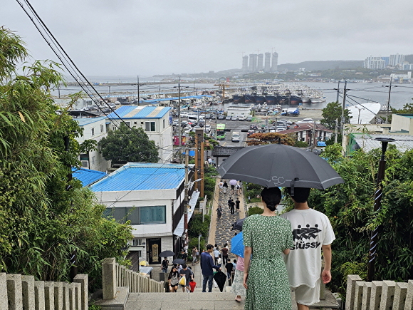 추석 연휴 기간 '동백꽃 필 무렵' 속 드라마 배경 장소인 구룡포 일본인 가옥 거리 중앙계단에 많은 인파들이 오가고 있다. [사진=포항시청]