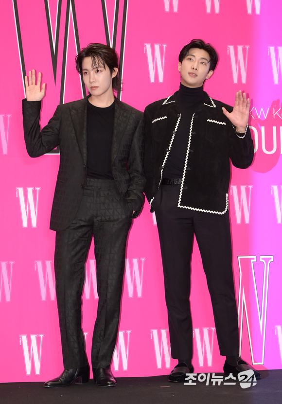 방탄소년단(BTS) 제이홉과 RM이 28일 오후 서울 종로구 당주동 포시즌스호텔서울에서 열린 더블유 코리아 제17회 유방암 인식 향상 캠페인 자선 행사에 참석하고 있다. [사진=정소희 기자]