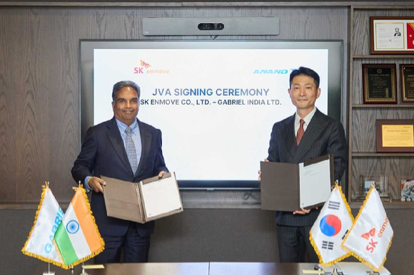 지난 15일 서울 종로구 SK서린빌딩에서 김원기(오른쪽) SK엔무브 사장과 마헨드라 고얄 아난드그룹 사장 겸 최고경영자가 합작법인 설립 계약을 체결한 후 기념사진을 촬영하고 있다. [사진=SK이노베이션]