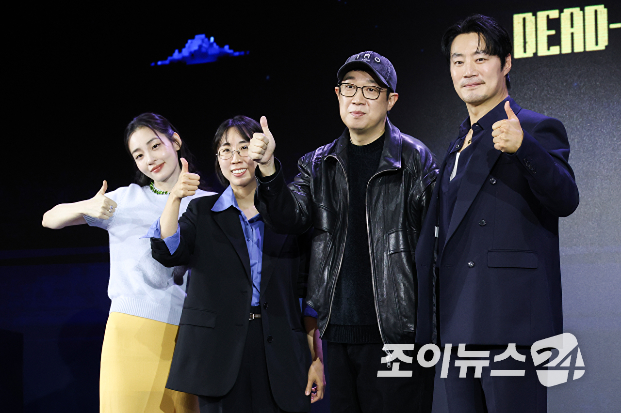 배우 김민하, 김다민 감독, 한준희 기획총괄, 배우 이희준이 28일 오전 서울 영등포구 여의도 페어몬트 앰배서더 서울 호텔에서 진행된 넷플릭스 '꿀알바' 제작발표회에 참석해 포즈를 취하고 있다. [사진=문수지 기자]