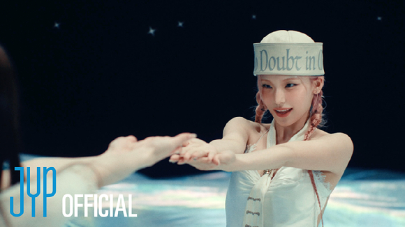 ITZY 타이틀곡 'Motto' 뮤직비디오 티저 1 섬네일 이미지 [사진=JYP엔터테인먼트]