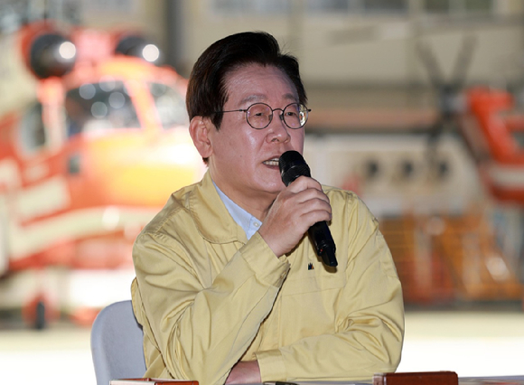 이재명 대통령이 6일 강원도 원주 산림항공본부에서 산불진화 관ㆍ군 합동훈련에 앞서 산불대책 브리핑을 들은 후 발언하고 있다. 2025.11.6 [사진=연합뉴스]