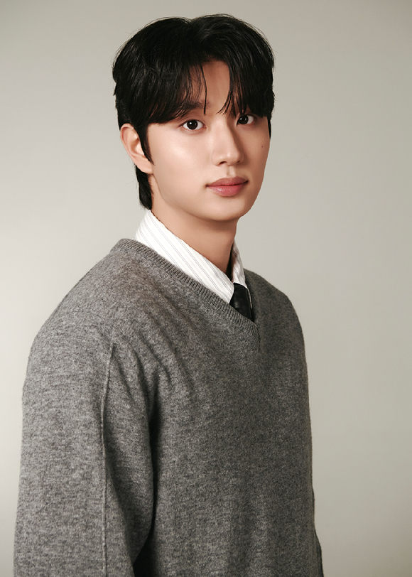 '유미의 세포들 시즌3'에 출연한 배우 김재원이 인터뷰에 앞서 사진 촬영을 하고 있다. [사진=티빙]
