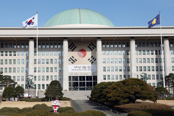 국회가 제107주년 3.1절을 맞아 국회의사당 외벽에 임시의정원 태극기를 게시했다. [사진=국회]