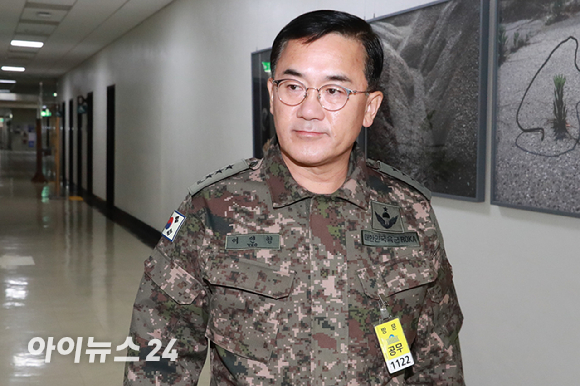 여인형 전 국군방첩사령관이 7일 오전 서울 여의도 국회에서 열린 정보위원회 전체회의에 출석하고 있다. [사진=곽영래 기자]