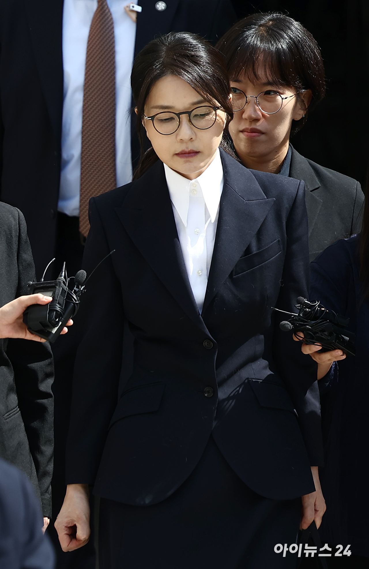 윤석열 전 대통령 부인 김건희 씨가 12일 오후 서울 서초구 서울중앙지방법원에서 열린 구속 전 피의자 심문(영장실질심사)을 마치고 법원을 나서고 있다. [사진=사진공동취재단]