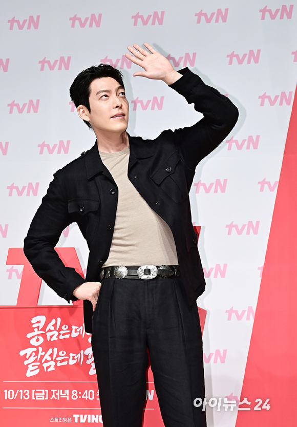 배우 김우빈이 11일 오후 서울 강남구 엘리에나 호텔에서 열린 tvN '콩 심은 데 콩 나고 팥 심은 데 팥 난다' 제작발표회에서 포토타임을 갖고 있다. [사진=곽영래 기자]