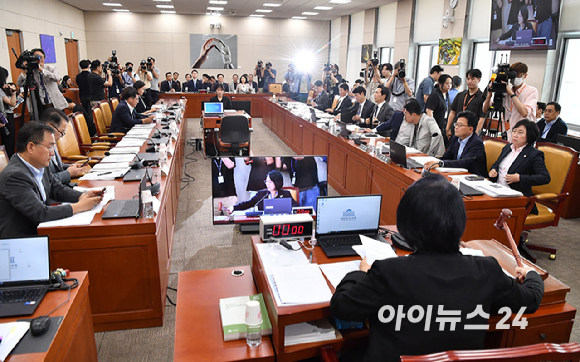 국민의힘 의원들이 7일 오후 서울 여의도 국회에서 열린 과학기술벙보방송통신위원회 전체회의에서 의사진행과 관련해 최민희 위원장에게 항의하며 회의장을 나가고 있다. [사진=곽영래 기자]