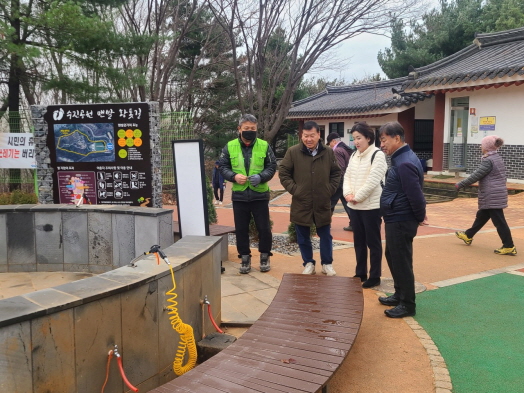 파주시가 시의회와 함께  맨발걷기 현장을 방문하여 산책로 벤치마킹을 하고 있다. [사진=파주시]