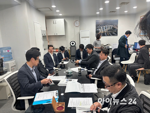 4월 3일 양재역 역세권 구축 아파트 '도곡우성' 재건축 조합 사무실에서 열린 현장설명회에 건설사 관계자들이 참석해 있는 모습. [사진=김민지 기자]