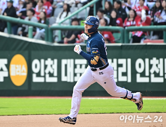 22일 오후 인천SSG 랜더스필드에서 '2023 KBO 포스트시즌' SSG 랜더스와 NC 다이노스의 준플레이오프 1차전 경기가 열렸다.8회초 1사 1루 NC 김성욱이 투런 홈런을 때린 뒤 기뻐하고 있다. [사진=곽영래 기자]