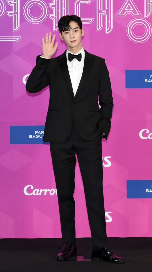 아스트로 차은우가 18일 진행된 2021 SBS 연예대상 시상식 포토월 행사에 참석해 포즈를 취하고 있다. [사진=SBS]