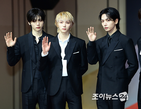 그룹 보이넥스트도어(BOYNEXTDOOR)가 25일 오후 인천광역시 중구 운서동 인스파이어 아레나에서 열린 '2025 SBS 가요대전' 레드카펫 행사에 참석하고 있다.&nbsp;