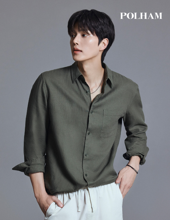 배우 송강이 광고 브랜드 촬영에서 포즈를 취하고 있다. [사진=폴햄]