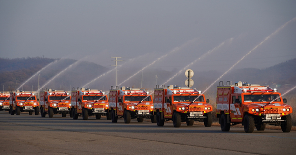 국산 군용차를 기반으로 제작한 다목적산불진화차량을 시연 운행 하고 있는 모습 [사진=산림청]