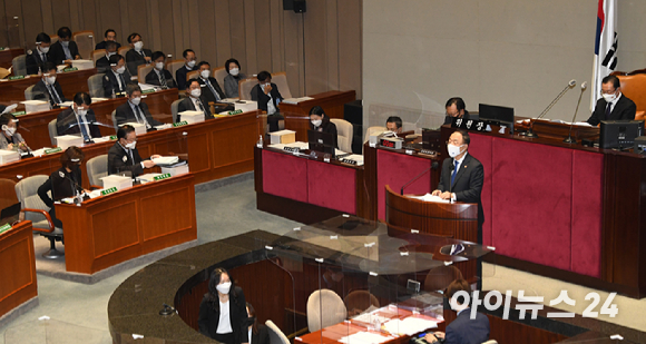 홍남기 경제부총리가 5일 국회에서 열린 예산결산특별위원회에서 2022년도 예산안에 대한 제안설명을 하고 있다. [사진=김성진 기자]