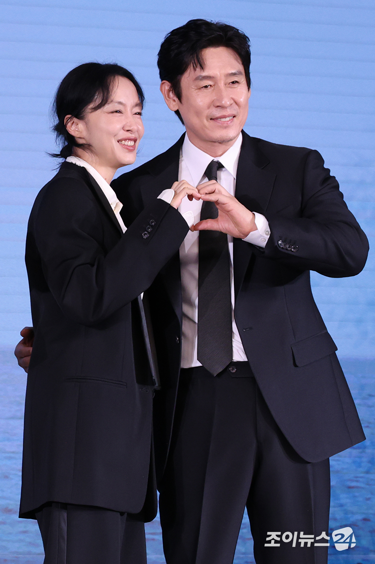 배우 전도연, 설경구가 25일 오전 서울 마포구 호텔 나루 서울 엠갤러리에서 진행된 넷플릭스 영화 '가능한 사랑'(감독 이창동) 제작보고회에 참석해 포즈를 취하고 있다. [사진=문수지 기자]
