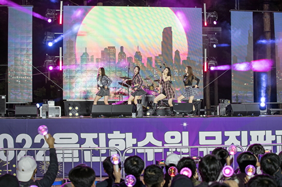 지난 24일 울진 한수원 뮤직팜페스티벌에서 브레이브 걸스 공연이 열리고 있다. [사진=한울원자력본부]