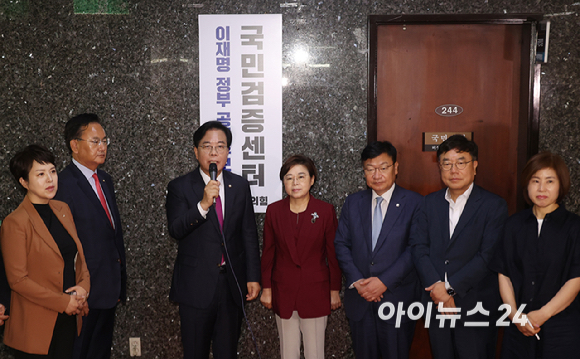 국민의힘 송언석 비상대책위원장 겸 원내대표와 이재명 정부 공직후보자 국민검증센터 단장을 맡은 유상범 의원 등 소속 의원들이 8일 국회에서 열린 '이재명 정부 공직후보자 국민검증센터' 현판식에 참석해 현판을 제막하고 있다. [사진=곽영래 기자]