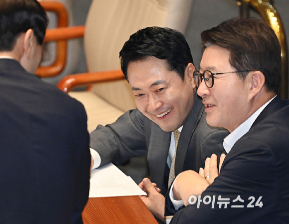 장동혁 국민의힘 당대표가 30일 서울 여의도 국회에서 열린 본회의에서 의원과 대화를 하고 있다. [사진=곽영래 기자]