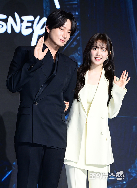 배우 이현욱과 박보영이 27일 서울 영등포구 여의도동 콘래드 서울 호텔에서 열린 디즈니+ 오리지널 시리즈 '골드랜드' 제작발표회에 참석하고 있다. [사진=정소희 기자]