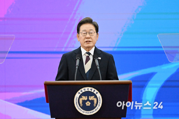 이재명대통령이 4일 오전 국회 로텐더홀에서 열린 제21대 대한민국 대통령 취임 선서를 하고 있다. [사진=국회시잔취재단]