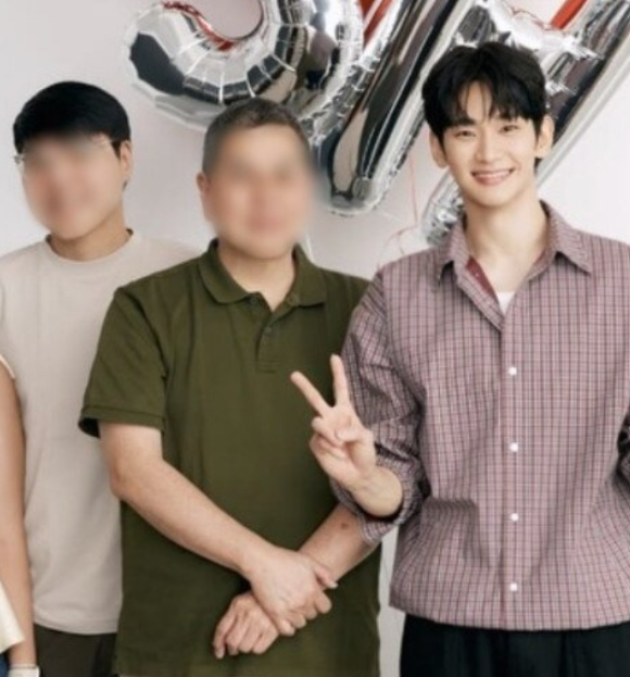 배우 김수현이 약 1년 4개월간의 공백을 깨고 공식 활동을 재개했다. 김수현 화보 촬영 현장. [사진=벤치(BENCH) SNS]