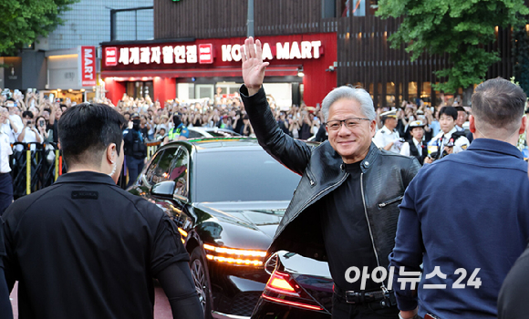 젠슨 황 엔비디아 최고경영자(CEO)가 5일 서울 마포구 서교동의 한 고깃집에서 열린 최태원 SK회장, 구광모 LG회장, 이해진 네이버 의장과의 삼겹살 회동에 참석하고 있다. [사진=곽영래 기자]
