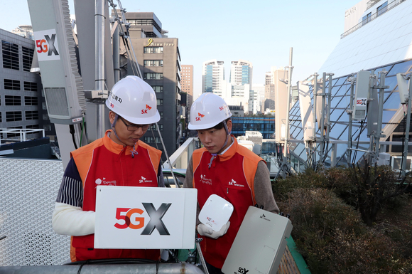 서울 중구 명동 소재 한 빌딩 옥상에서 SK텔레콤 직원들이 5G 기지국을 설치하고 있는 모습. 