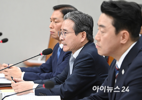 김용범 대통령실 정책실장이 6일 서울 여의도 국회에서 열린 운영위원회의 대통령비서실과 국가안보실, 대통령경호처 등에 대한 국정감사에서 질의에 답하고 있다. [사진=곽영래 기자]