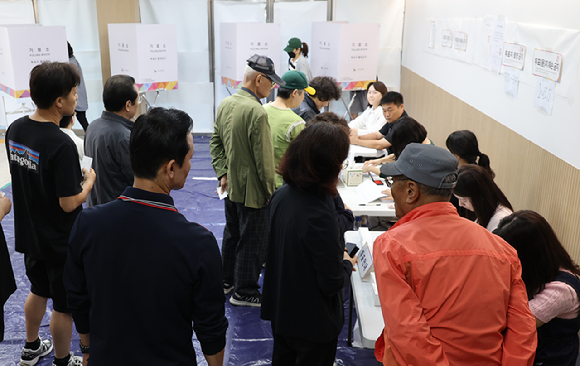 제21대 대통령 선거 본투표일인 3일 서울 은평구 동명여고에 마련된 투표소에서 시민들이 투표를 위해 대기해 있다. [사진=연합뉴스]