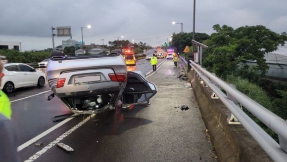 제주에서 한 벤츠 차량이 마주 오던 SUV 차량과 충돌하는 사고가 발생해 1명이 숨지고 5명이 다쳤다. 사진은 사고 현장. [사진=제주도 소방안전본부]