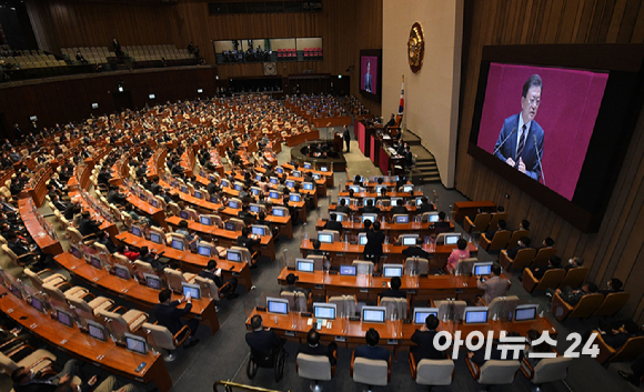 문재인 대통령이 25일 서울 여의도 국회에서 열린 제391회(정기회) 제10차 본회의에서 2022년도 예산안 및 기금운용계획안에 대한 정부의 시정연설을 하고 있다.