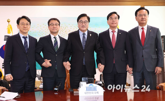 우원식 국회의장이 12일 서울 여의도 국회에서 열린 의장 주재 여야 원내대표 회동에서 기념촬영을 하고 있다. 왼쪽부터 한병도 더불어민주당 원내대표, 우 국회의장, 송언석 국민의힘 원내대표. [사진=곽영래 기자]