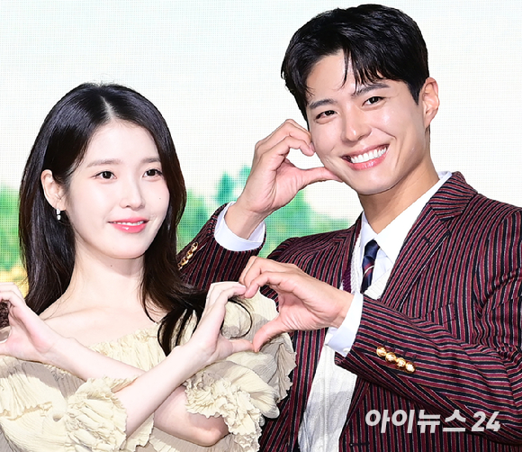 배우 아이유와 박보검이 지난 5일 오전 서울 영등포구 여의도 콘래드호텔에서 열린 넷플릭스 '폭싹 속았수다' 제작발표회에 참석하고 있다. [사진=정소희 기자]