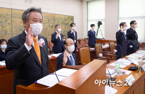이기흥 대한체육회장(왼쪽) 12일 국회 문화체육관광위원회의 대한체육회, 국민체육진흥공단, 태권도진흥재단, 대한장애인체육회에 대한 국정감사에서 선서를 하고 있다. 앞줄 오른쪽부터 오응환 태권도진흥재단 이사장, 조현재 국민체육진흥공단 이사장, 정진완 대한장애인체육회장.