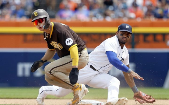 MLB 샌디에이고에서 뛰고 있는 김하성(왼쪽)이 24일(한국시간) 열린 디트로이트와 원정 경기에서 볼넷 2개를 포함해 3출루했다. [사진=뉴시스]