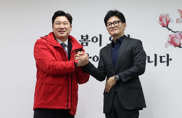 한동훈 국민의힘 비상대책위원장이 5일 오전 서울 여의도 국민의힘 중앙당사에서 열린 영입인재 환영식에서 진종오 전 사격 국가대표와 손을 굳게 잡고 있다. 2024.02.05. [사진=뉴시스]