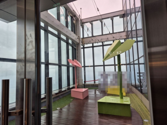 지난 15일 부산 해운대 초고층빌딩 엘시티 99층에서 낙하산을 타고 뛰어내린 뒤 사라진 남성 2명 중 1명이 미국인 유튜버인 것으로 확인됐다. 사진은 부산 해운대구 중동 초고층 주상복합 아파트 엘시티 전경. [사진=엘시티PEV]