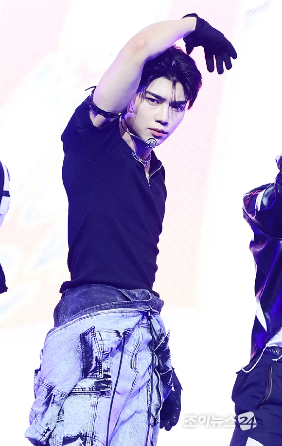 그룹 제로베이스원 박건욱이 1일 오후 서울 용산구 한남 블루스퀘어에서 열린 제로베이스원(ZEROBASEONE) 정규 1집 '네버 세이 네버(NEVER SAY NEVER)' 쇼케이스에 참석해 멋진 무대를 선보이고 있다. [사진=정소희 기자]