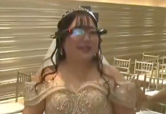 카노가 디지털 결혼식을 위해 증강현실 안경을 쓰고 있는 모습 [사진=SCMP, X 캡처]