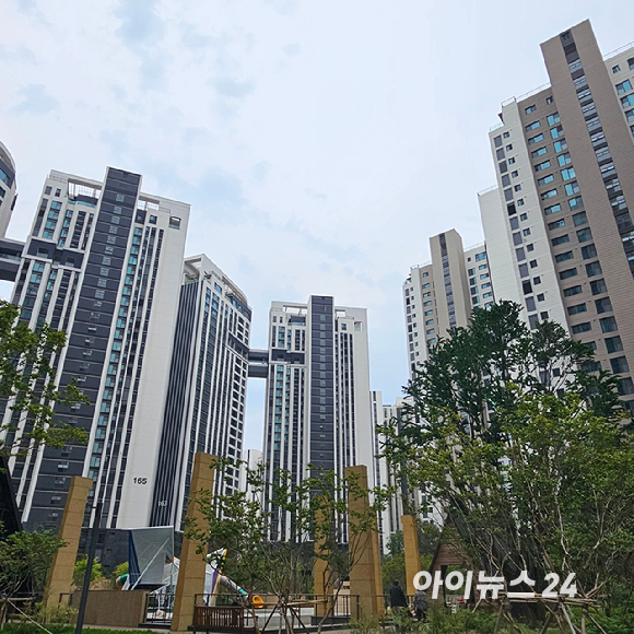 디에이치퍼스티어아이파크 아파트 단지 내에 재건축조합에 반발하는 현수막이 걸려 있다. 2025.05.23 [사진=이효정 기자 ]
