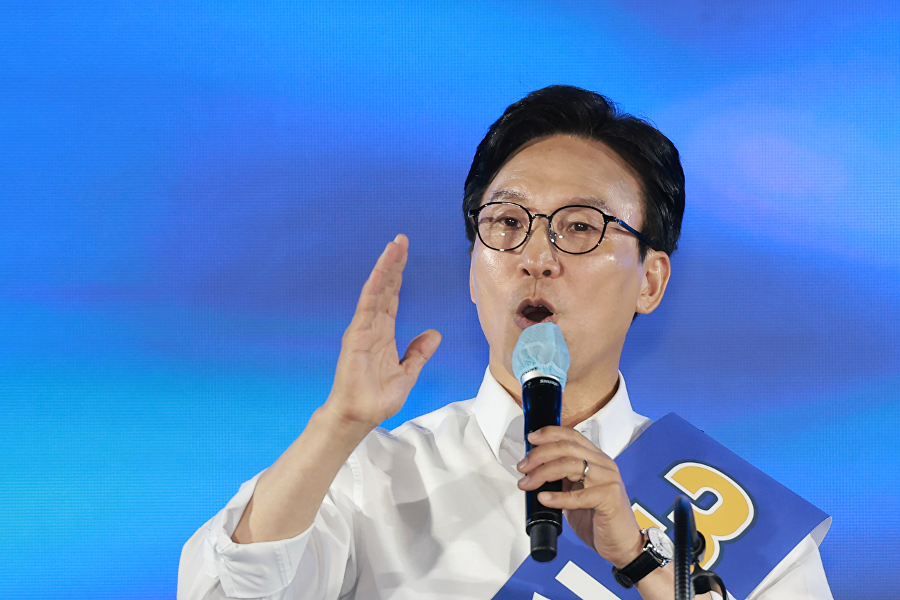 더불어민주당 김민석 당 대표 후보가 16일 경기 고양시 킨텐스에서 열린 민주당 대표&middot;최고위원 후보자 서울 합동연설회에 입장해 인사하고 있다. 2026.8.16 [사진=연합뉴스]