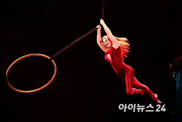 15일 오후 서울 잠실종합운동장 내 빅탑에서 열린 태양의서커스 '쿠자(KOOZA)' 프레스 컨퍼런스에서 배우들이 환상적인 무대를 선보이고 있다. [사진=정소희 기자]