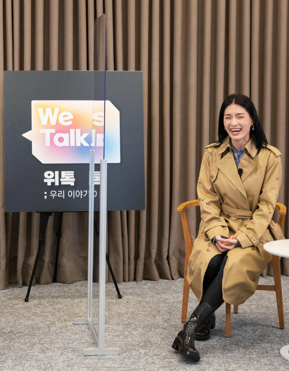 댄스크루 프라우드먼의 리더 모니카가 '위톡'에 출연해 삼성전자 임직원들에게 리더십 강의를 하고 있다. [사진=삼성전자 제공]