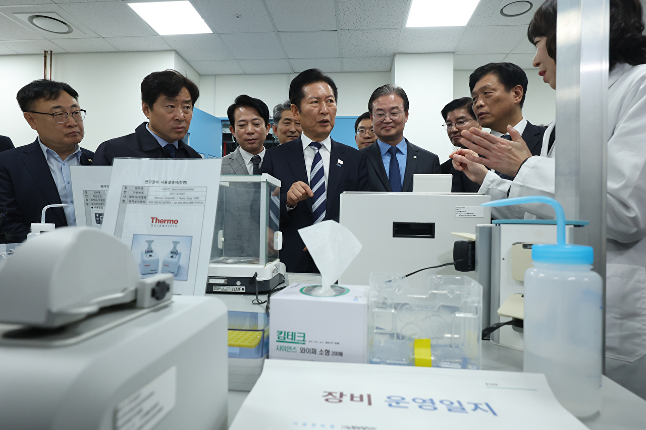 더불어민주당 정청래 대표가 7일 충북 청주시 오송첨단의료산업진흥재단을 방문, 실험장비 등을 살펴보고 있다. 2025.11.7 [공동취재] [사진=연합뉴스]