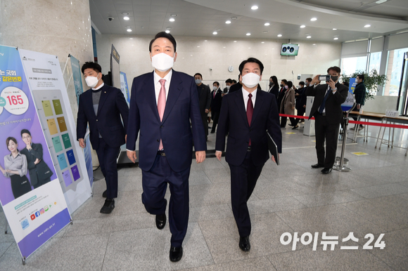 윤석열 국민의힘 대선 후보와 안철수 국민의당 대선 후보가 3일 오전 서울 여의도 국회 소통관에서 열린 단일화 및 합당 관련 공동 기자회견을 마치고 함께 이동하고 있다. [사진=김성진 기자]