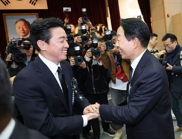 강훈식 대통령 비서실장과 김영삼 전 대통령 아들 김현철 씨가 21일 서울 동작구 국립서울현충원에서 열린 고 김영삼 전 대통령 서거 10주기 추모식에서 인사를 나누고 있다. 2025.11.21 [사진=연합뉴스]