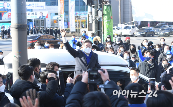 이재명 더불어민주당 대선후보가 17일 오전 서울 노원구 상계동 롯데백화점 노원점 앞에서 유세를 펼치고 있다. [사진=국회사진취재단]